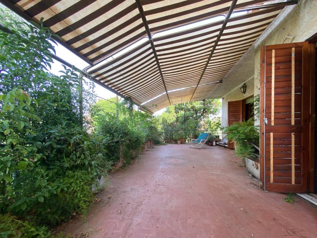 Villa con terrazzo, garage e terreno vista mare.