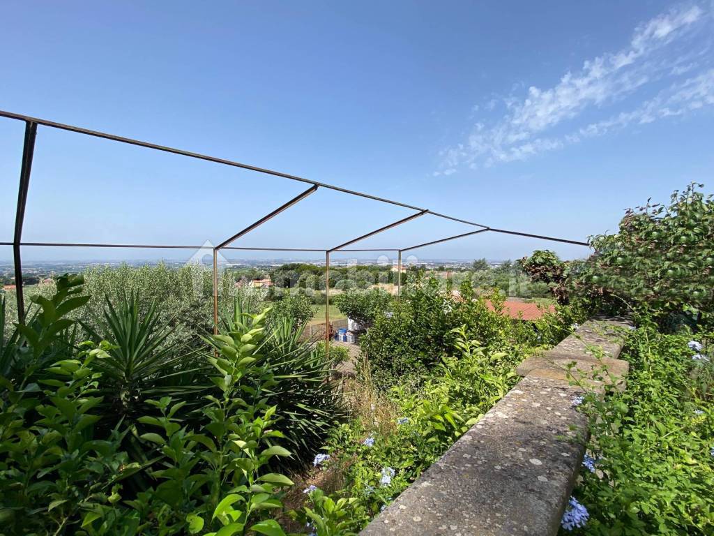 Villa con terrazzo, garage e terreno vista mare.