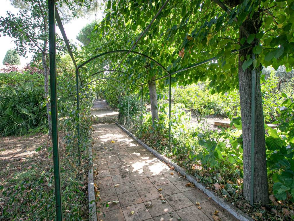 Villa con terrazzo, garage e terreno vista mare.