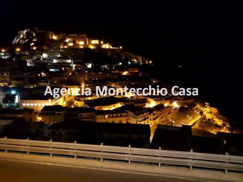 vista di Castelsardo di notte