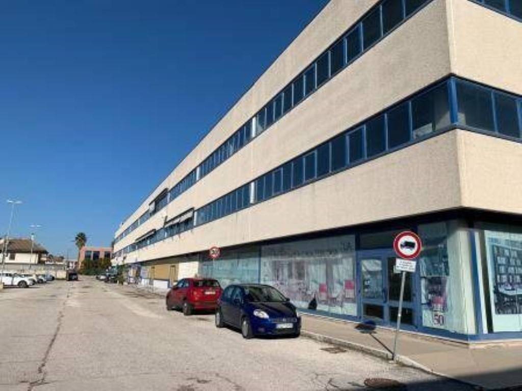 Locale commerciale via pasubio 42, porto d'ascoli, san benedetto del tronto