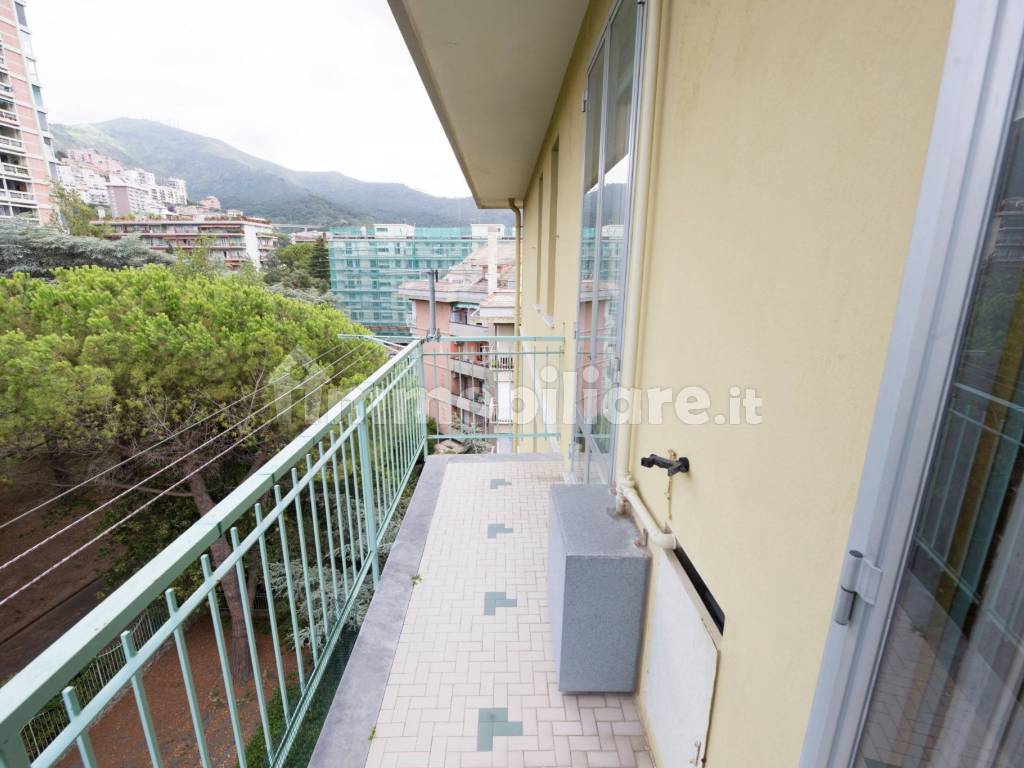 Vendita Appartamento in via Stefano Turr 3. Genova. Da ristrutturare,  quinto piano, posto auto, con balcone, riscaldamento centralizzato, rif.  104992533