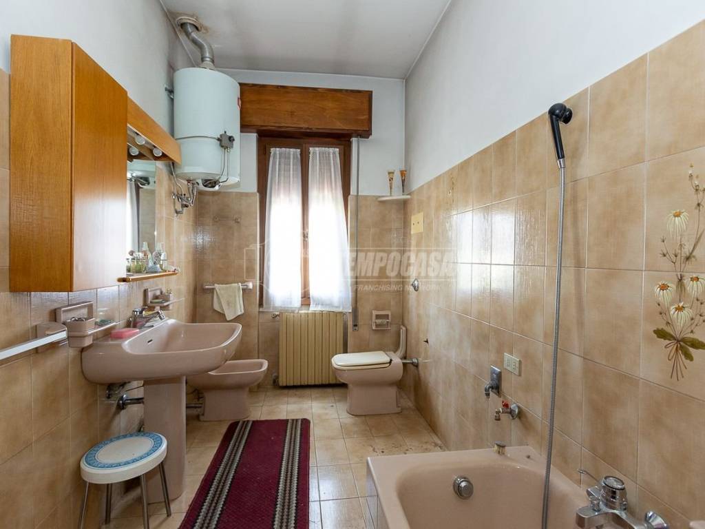 BAGNO TRILOCALE