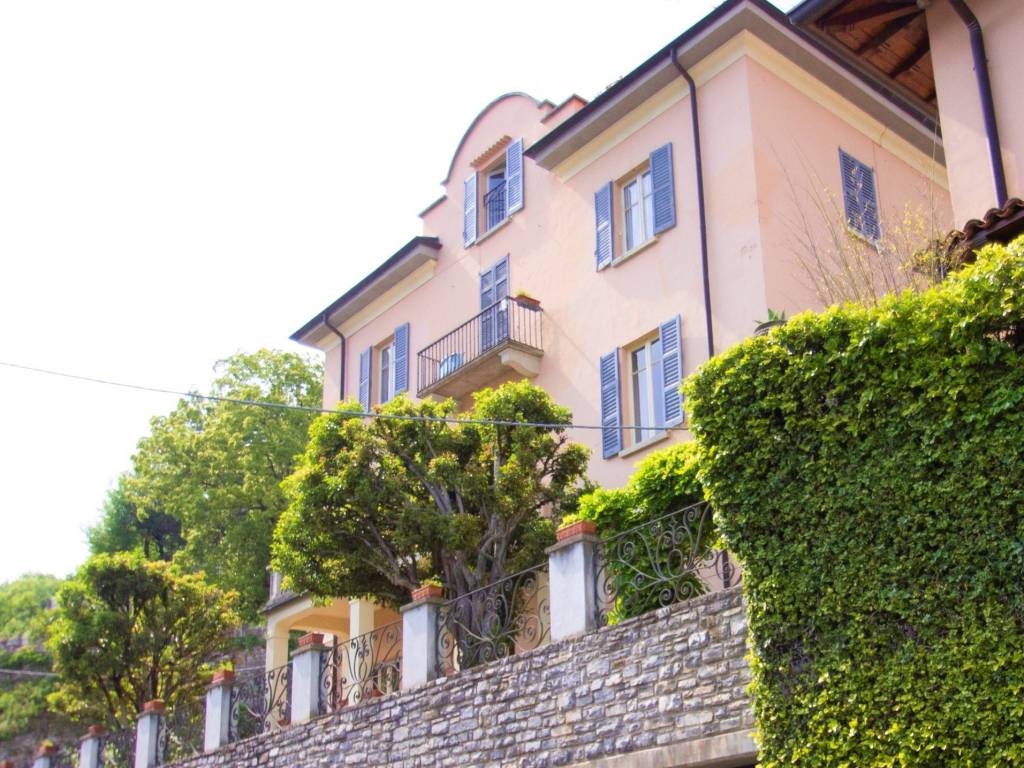 Villa storica vista lago