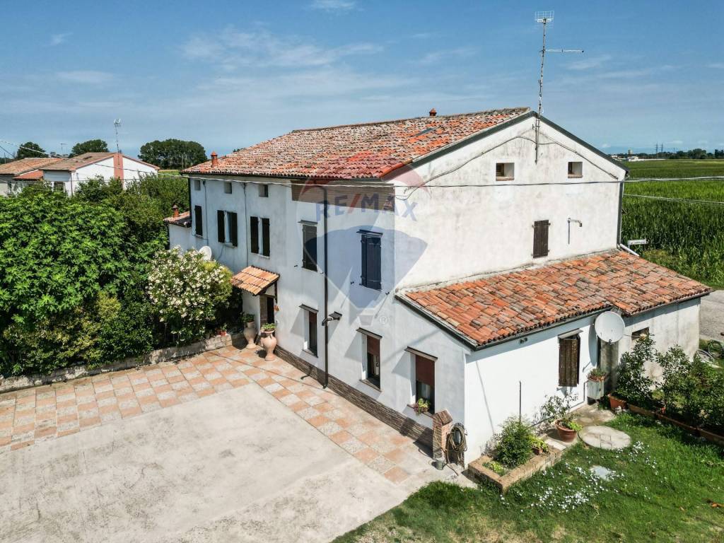 vendita-terratetto-plurifamiliare-in-via-crispi-14-sermide-e-felonica