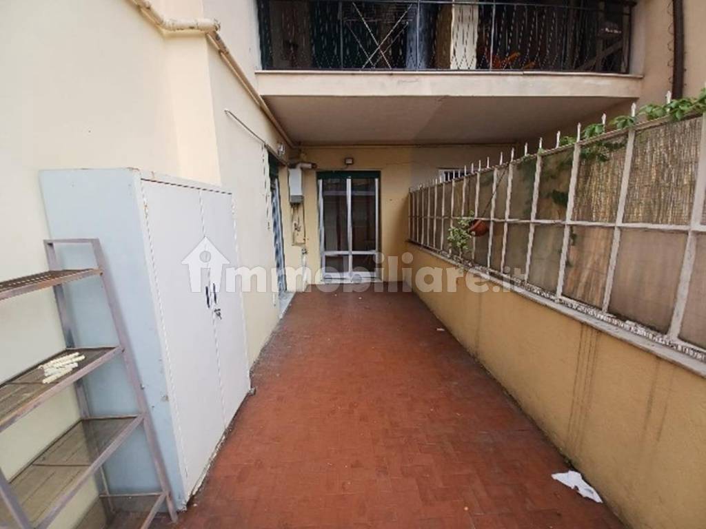 Rent Apartment Genoa. 3room flat in via Cordanieri. Good condition