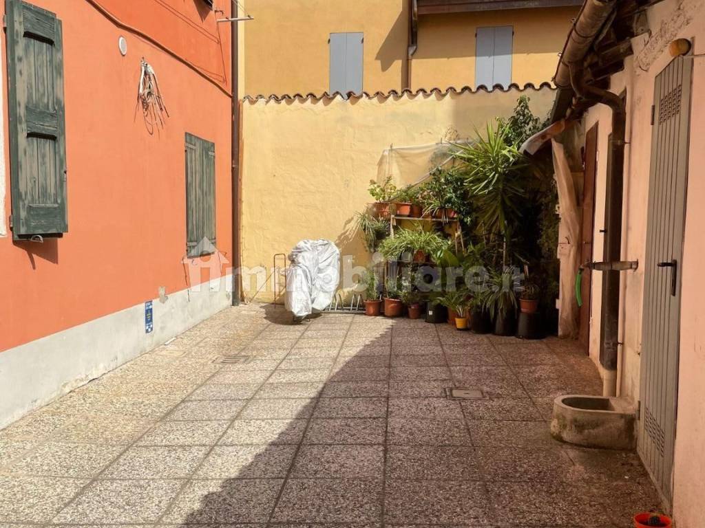 cortile interno comune cantina