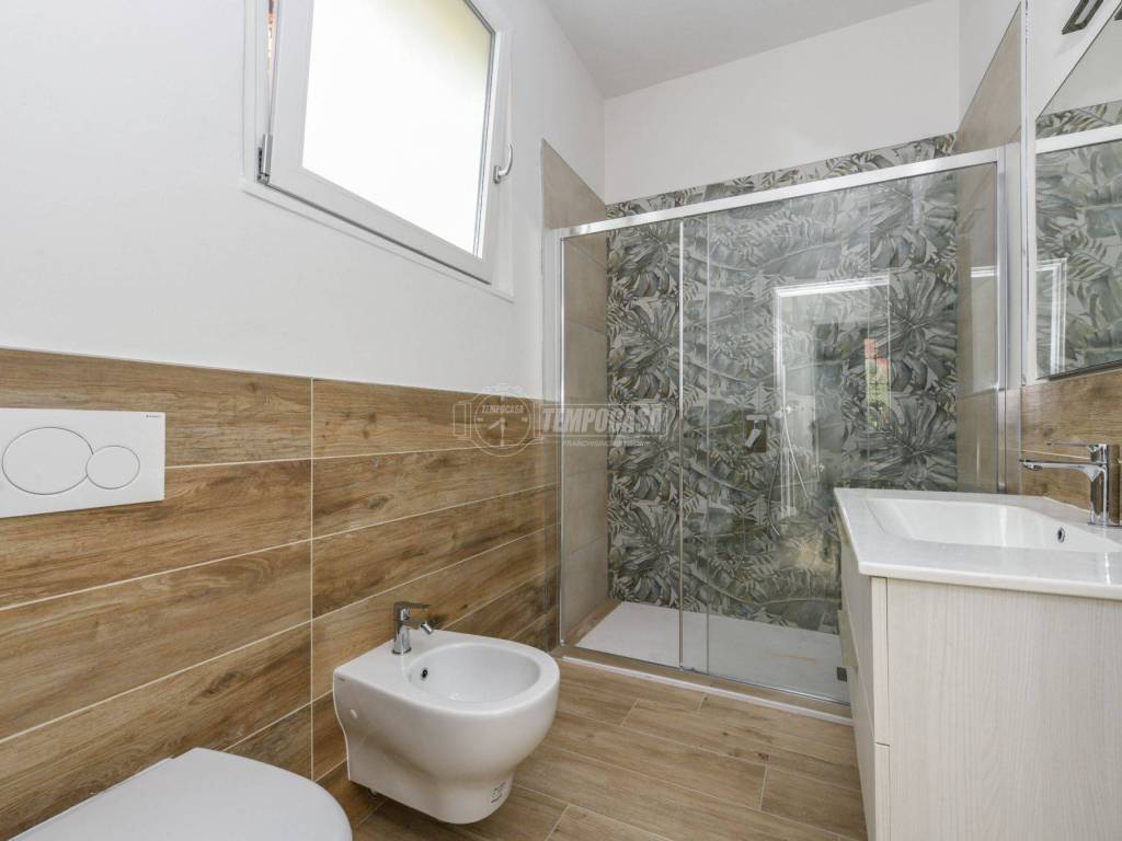 BAGNO FINESTRATO CON DOCCIA