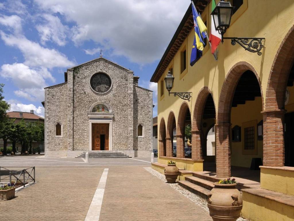 Piazza antistante 1