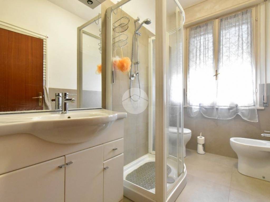 Bagno finestrato con doccia