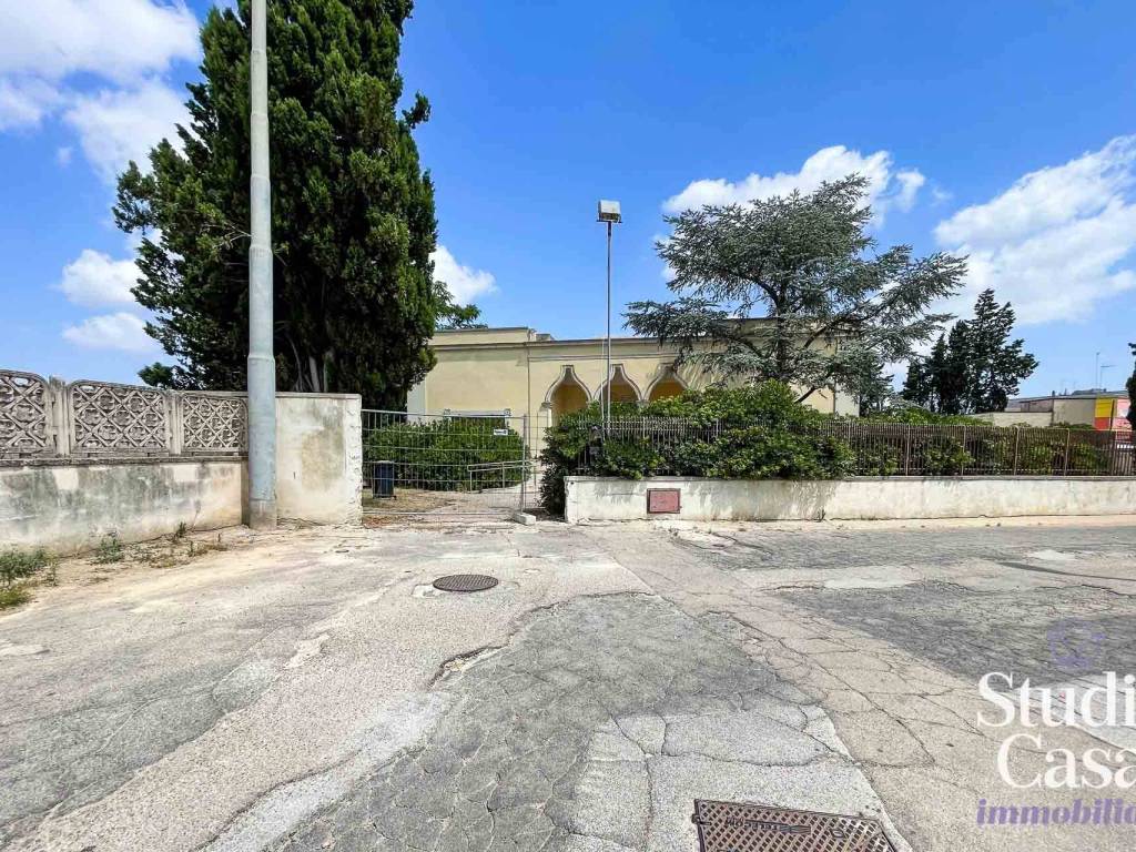 Vendita Villa unifamiliare in via Salvatore Quasimodo 1 Veglie. Da  ristrutturare, posto auto, con terrazza, 410 m², rif. 105227395