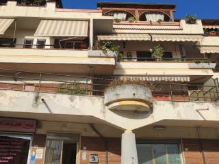 Vendita Appartamento San Lucido. Trilocale in via Cristoforo Colombo 55.  Ottimo stato, secondo piano, con balcone, riscaldamento autonomo, rif.  105226487