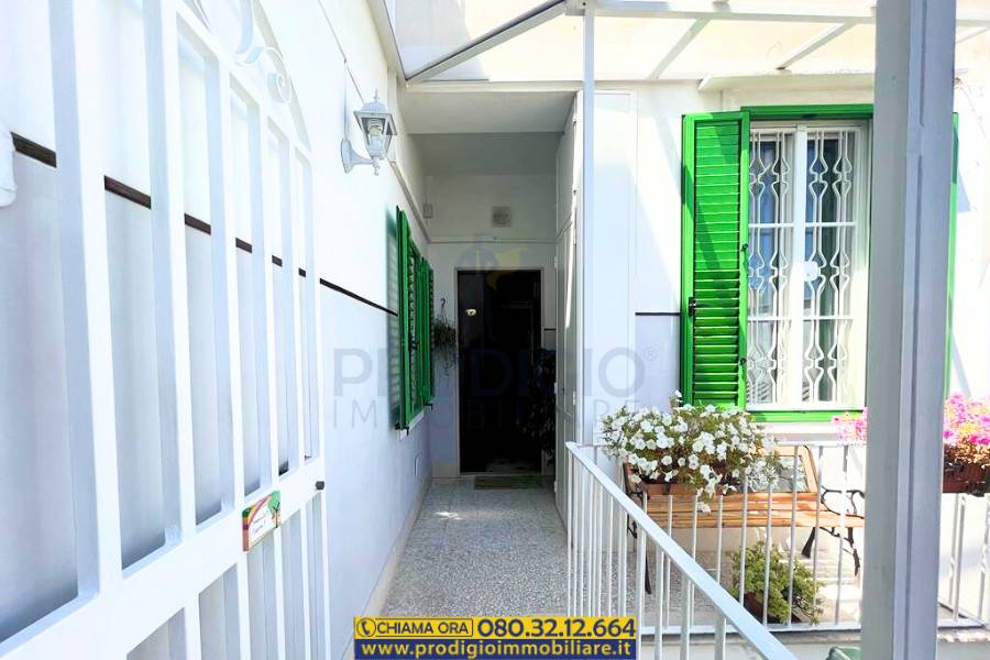 Comodo box auto 28mq con soppalco zona 167 in vendita a Molfetta - Prodigio  Immobiliare