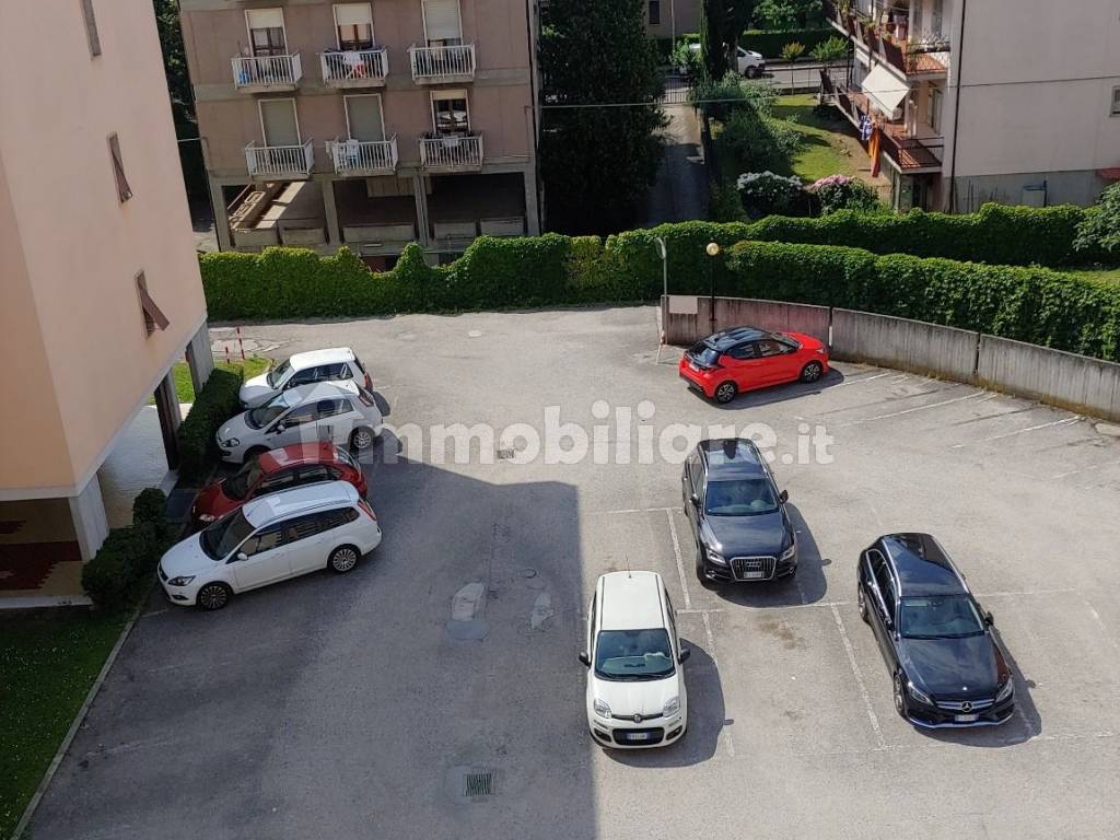 posti auto nel cortile