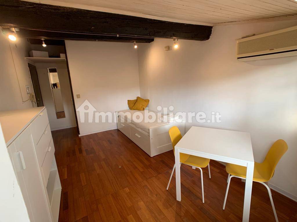Rent Apartment Padua. Studio in via Savonarola. Good condition, fourth