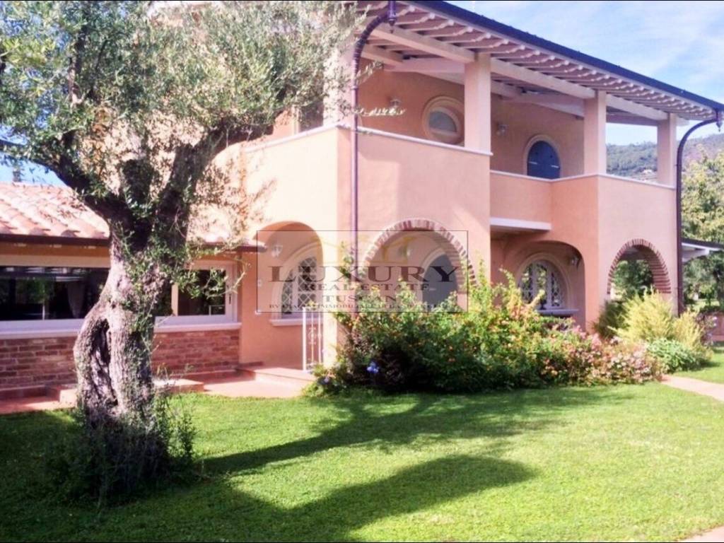 Villa with pool and garden in Versilia