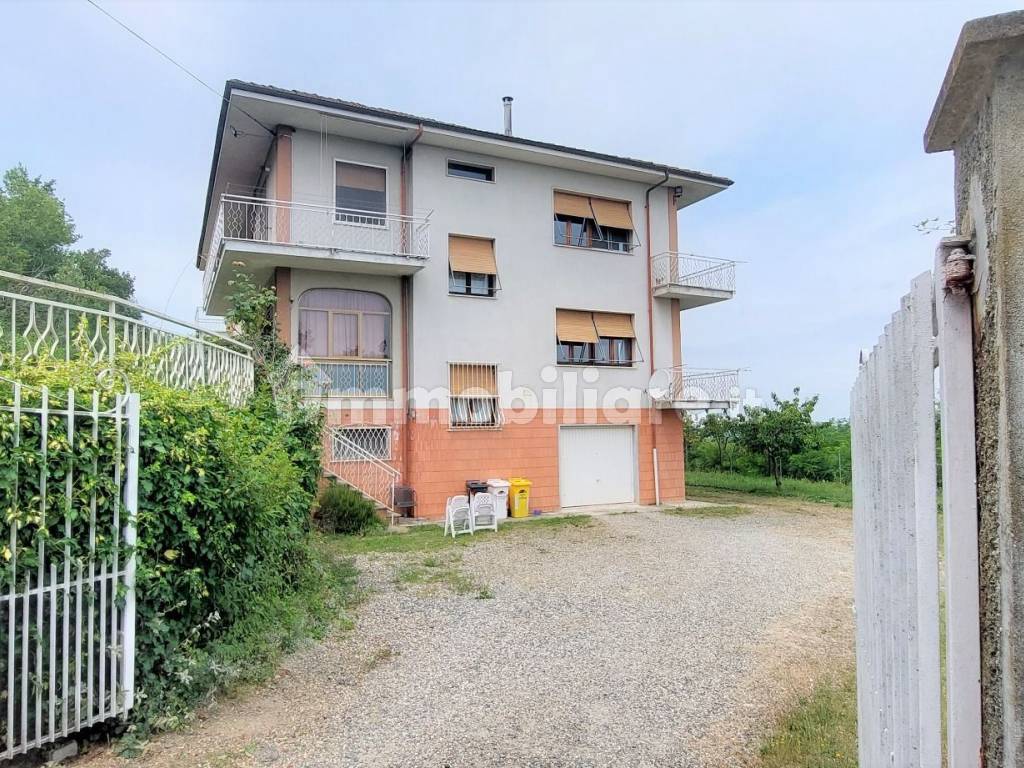 Vendita Villa Bifamiliare In Via Roma Cremolino Buono Stato Posto vendita-villa-bifamiliare-in-via-roma-cremolino-buono-stato-posto