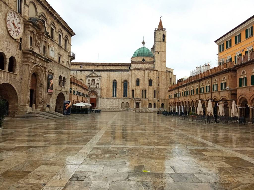 Locale commerciale piazza del popolo, ascoli piceno