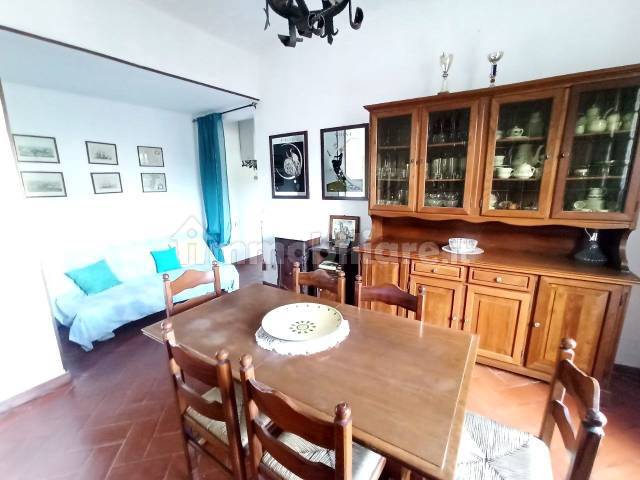 sala da pranzo con camino