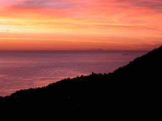 Alba con vista della Corsica.