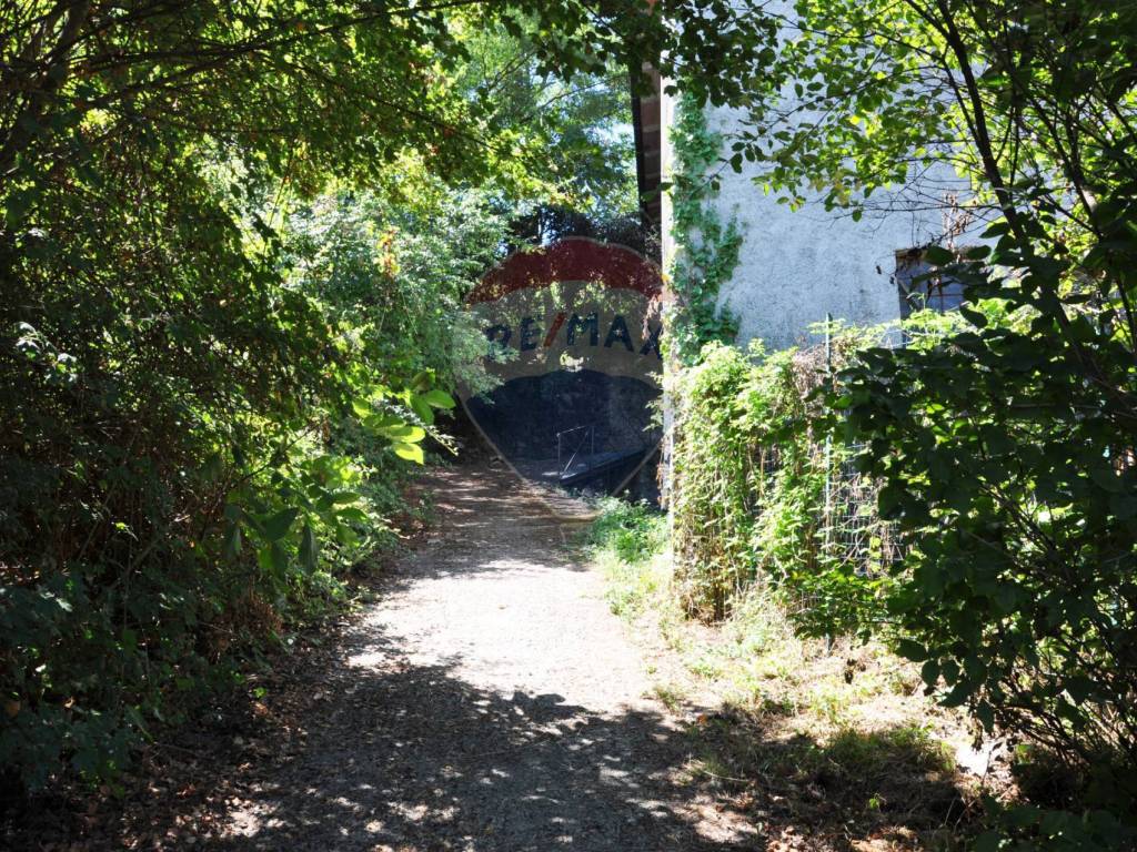 Stradello comunale di accesso