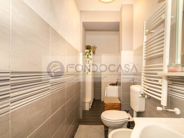 Bagno finestrato con doccia