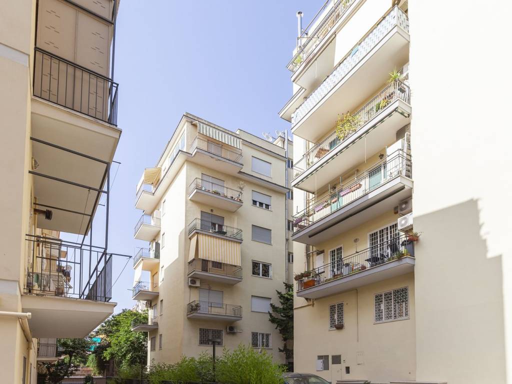 Vendita Appartamento in viale dei Colli Portuensi 93. Roma. Da  ristrutturare, quarto piano, con balcone, riscaldamento centralizzato, rif.  105555693
