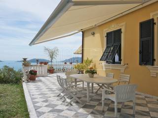 Terrazza con vista mare piano terra