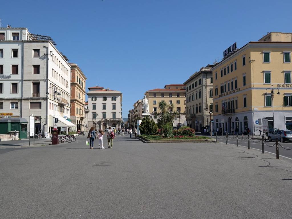 Piazza_Cavour_Livorno_02.jpg