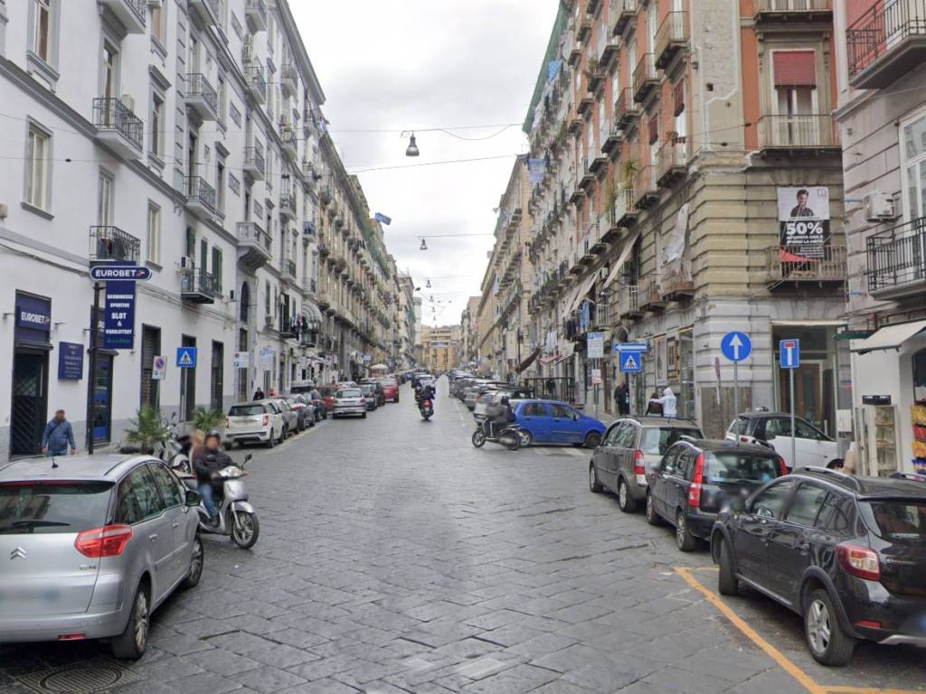 Affitto Appartamento in via Cesare Rosaroll. Napoli. Da ristrutturare, secondo piano, con Affitto Appartamento in via Cesare Rosaroll. Napoli. Da ristrutturare, secondo piano, con