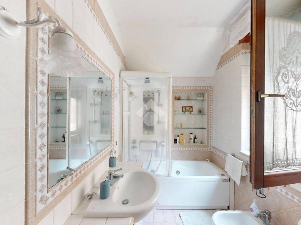 BAGNO SECONDO PIANO CON VASCA IDROMASSAGGIO