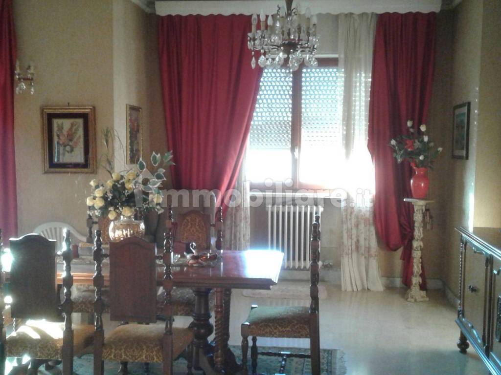 Vendita Appartamento in via Lequile 2. Lecce. Da ristrutturare, terzo