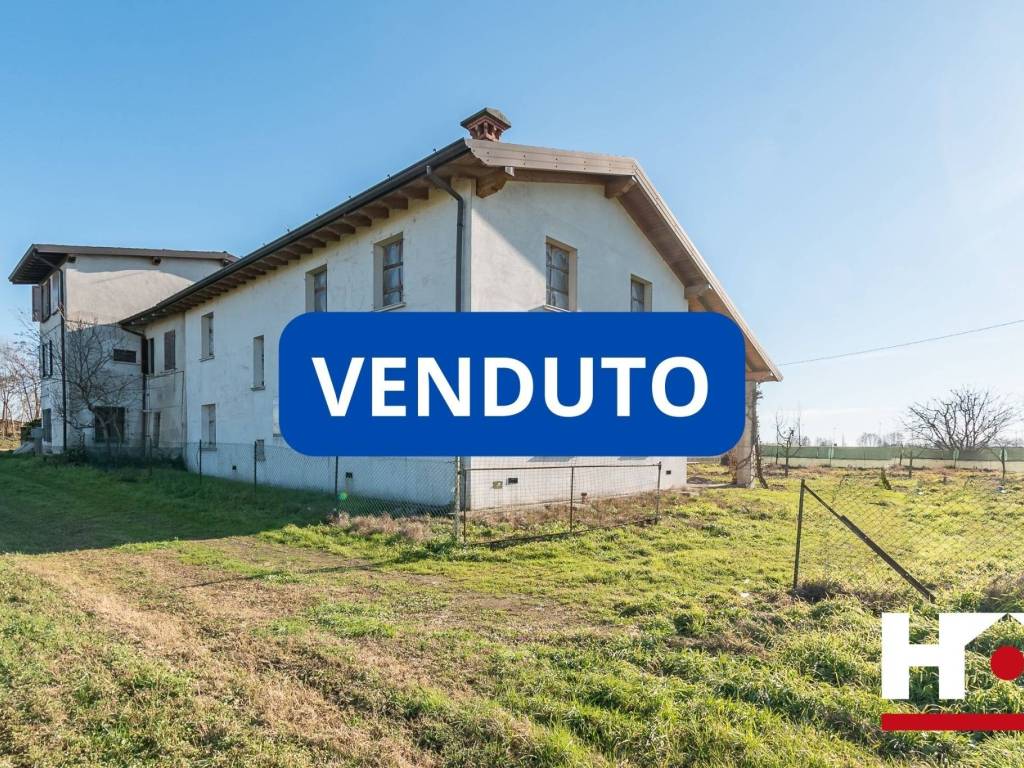 Vendita Cascina in Strada Ceresole Bianche Pontevico. Nuovo, posto auto