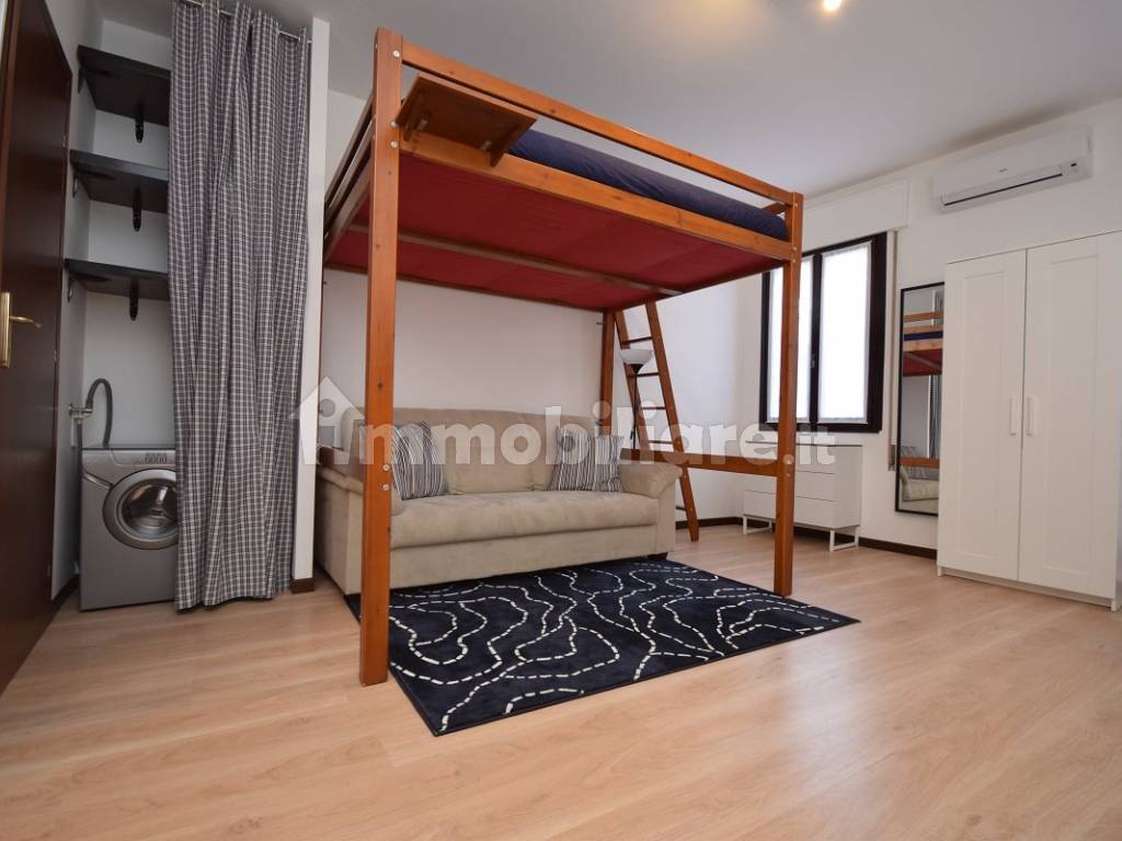 Affitto Appartamento Padova. Monolocale in via Santa Chiara. Buono