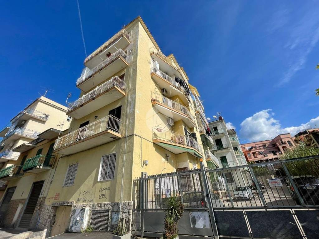 Vendita Appartamento Torre del Greco. Trilocale in via trieste 10. Da  ristrutturare, quarto piano, posto auto, con balcone, riscaldamento  autonomo, rif. 105710369