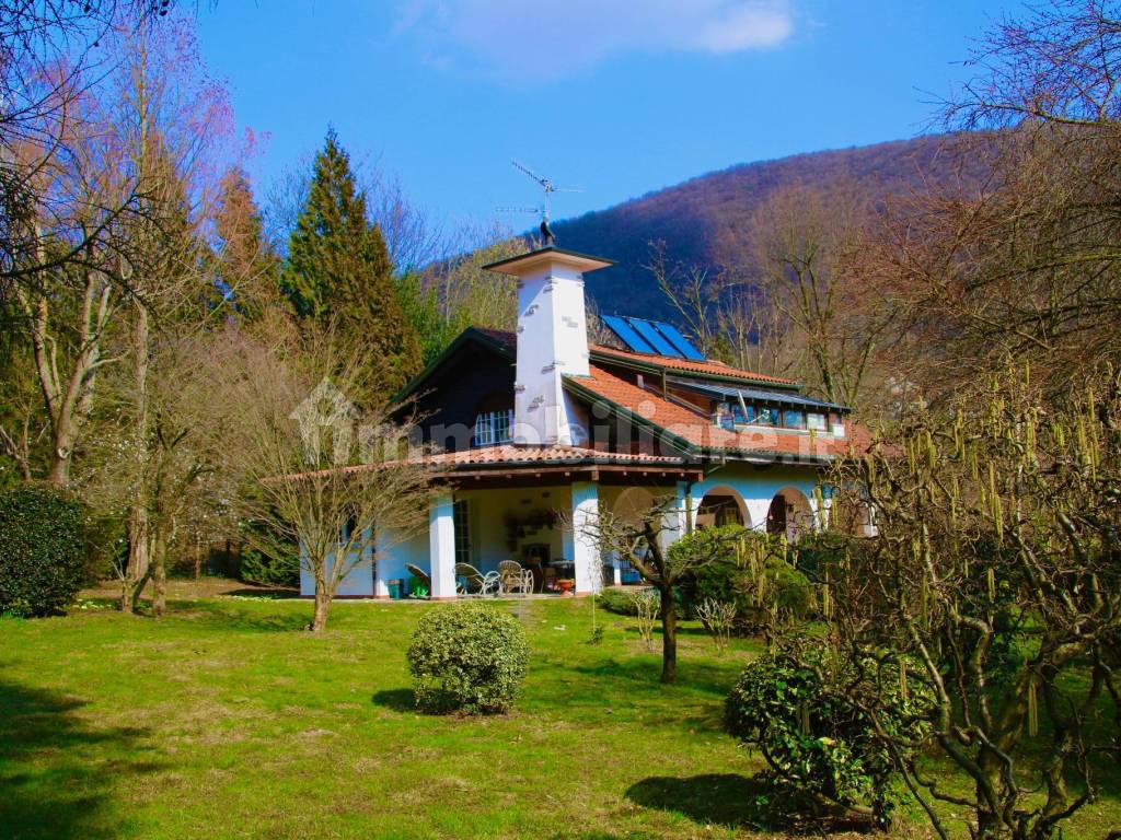 1.3 Miasino-Villa-vendita-facciata2