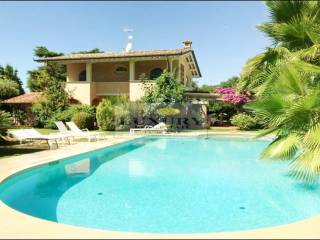 Villa con piscina e giardino in Versilia
