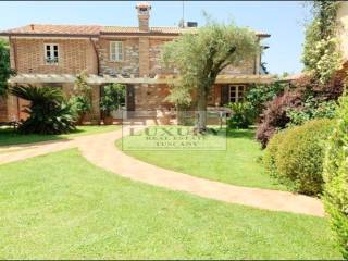 Villa con piscina e giardino in Versilia