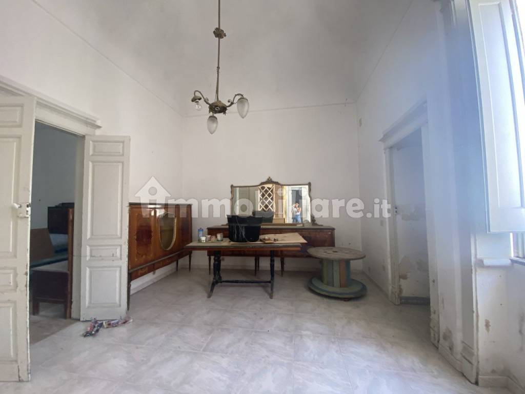 005__-casa-singola-con-terrazzo-e-cortile-a-canicattini-bagni__15.jpg