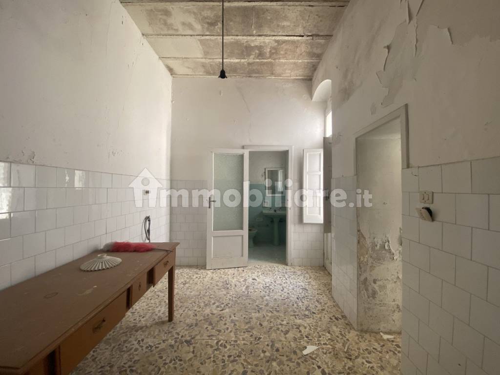 012__-casa-singola-con-terrazzo-e-cortile-a-canicattini-bagni__11.jpg