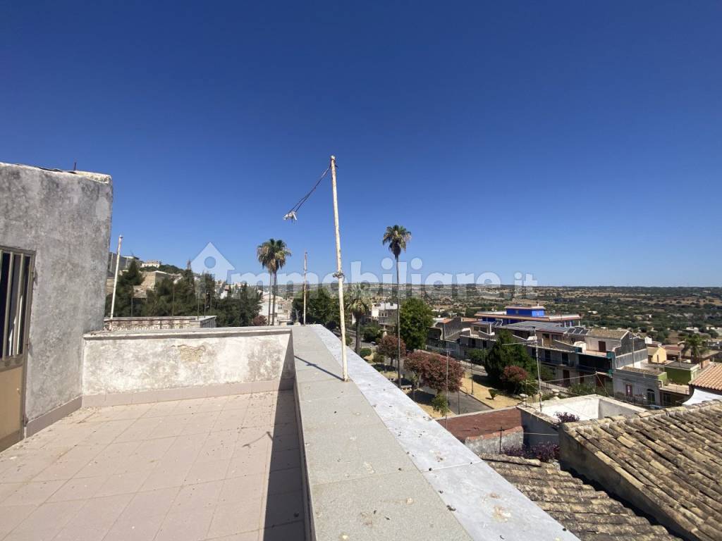 014__-casa-singola-con-terrazzo-e-cortile-a-canicattini-bagni__2.jpg