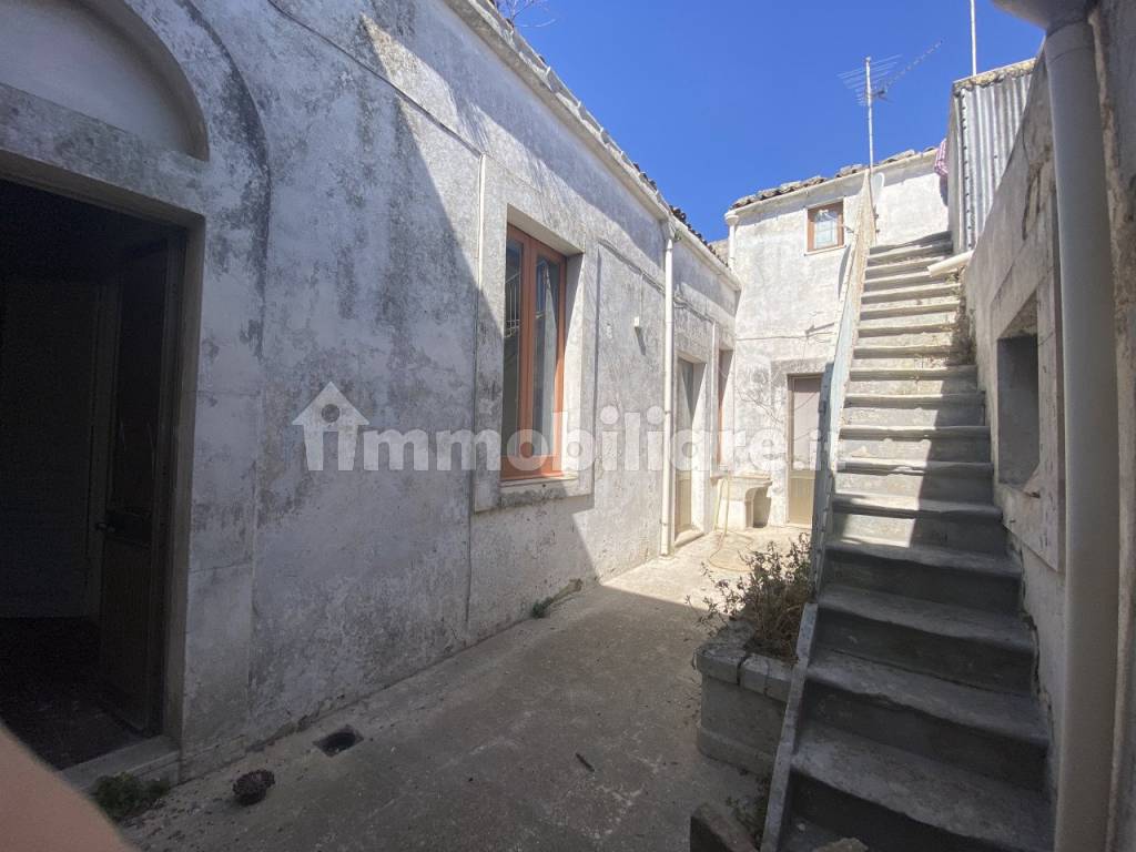 018__-casa-singola-con-terrazzo-e-cortile-a-canicattini-bagni__6.jpg