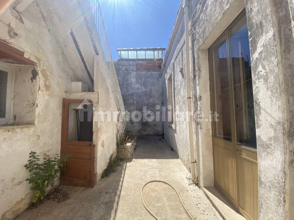 021__-casa-singola-con-terrazzo-e-cortile-a-canicattini-bagni__9.jpg