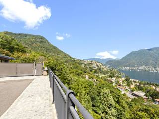 Villa moderna con terrazzi ampi e piscina