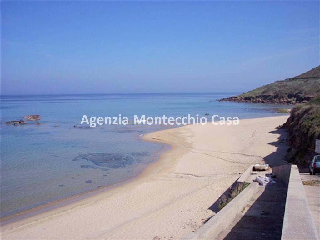 la spiaggia locale