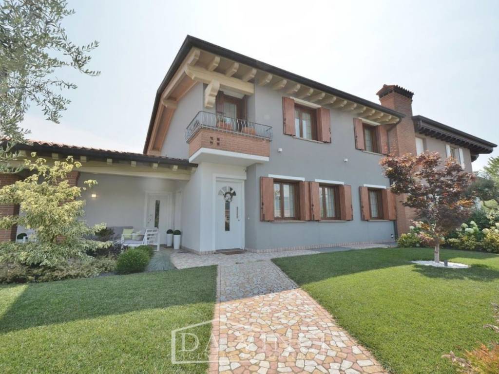 Vendita Villa unifamiliare Bassano del Grappa. Buono stato, posto auto