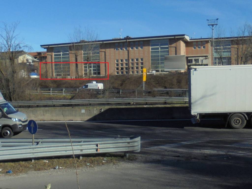 fronte capannone da svincolo SS35