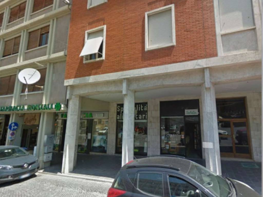 Locale commerciale via miliani 5-6 sub 10, centro, fabriano