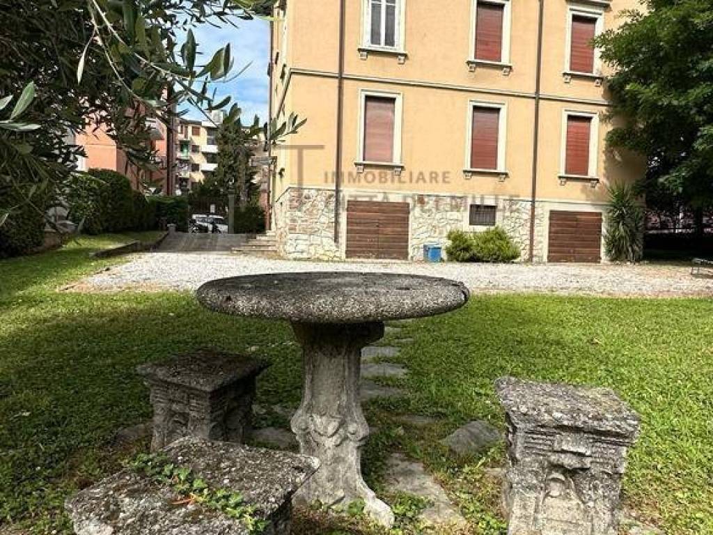 Bergamo Borgo Santa Caterina stabile in vendita.
