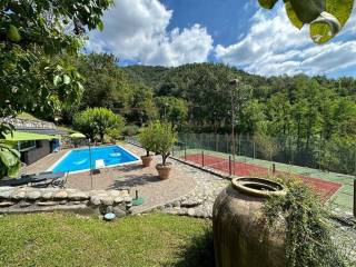 Villa singola con piscina in vendita.